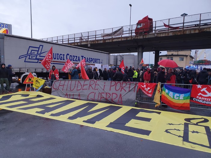 Porto di Genova: in corso il presidio per dire no alle armi (VIDEO)