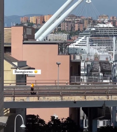 A piedi in sopraelevata, ancora un pedone sulla carreggiata in direzione Levante