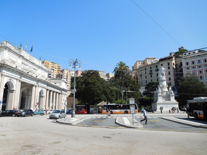 Principe, controlli delle forze dell'ordine, sospesa la licenza a un bar in piazza Acquaverde