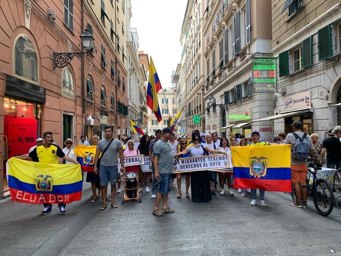 Ecuador, la protesta della comunità per le vie di Genova: “Vogliamo democrazia” (Foto e Video)