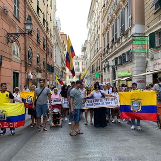 Ecuador, la protesta della comunità per le vie di Genova: “Vogliamo democrazia” (Foto e Video)