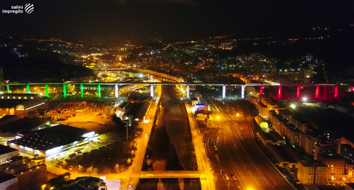 Il nuovo ponte sul Polcevera si veste con un tricolore di luce (VIDEO)