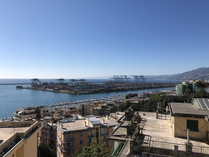 Il report di Confindustria: il porto di Genova in difficoltà a causa della crisi nel Mar Rosso