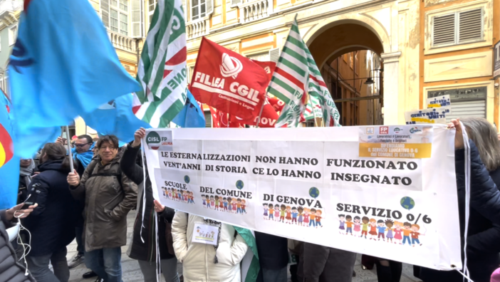 Scuole d’infanzia senza supplenti, la protesta davanti a Tursi (Video)