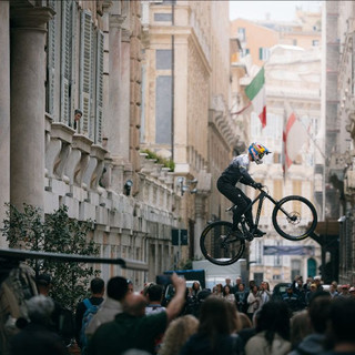 Genova prima capitale europea dell’urban downhill, domenica l’ultima tappa del Red Bull Cerro Abajo