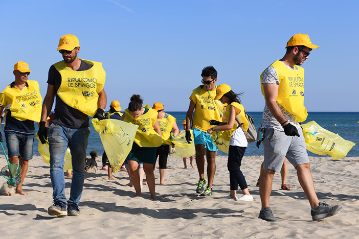 &quot;Ripuliamo le spiagge&quot;: l'iniziativa a Voltri e Lavagna