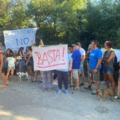 Pra’, protesta in strada contro la Rems di via Fedelini a poche ore dall’arrivo di Luca Delfino