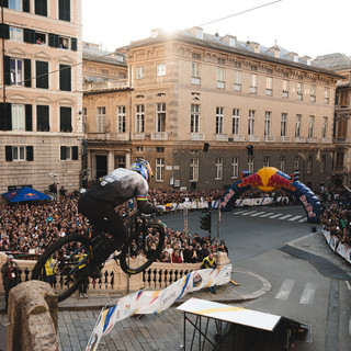 Il ceco Tomáš Slavík vince la spettacolare Red Bull Cerro Abajo 2024 tra i vicoli di Genova