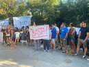 Pra’, protesta in strada contro la Rems di via Fedelini a poche ore dall’arrivo di Luca Delfino