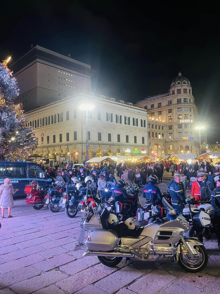 I motociclisti di &quot;Raiders for children&quot; hanno accompagnato Babbo Natale a De Ferrari