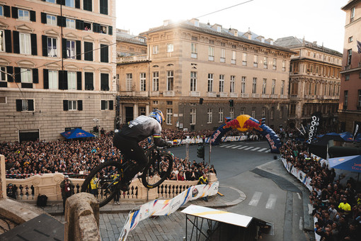 Il ceco Tomáš Slavík vince la spettacolare Red Bull Cerro Abajo 2024 tra i vicoli di Genova