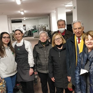 Ucraina, Genova ancora solidale, donati 60 pacchi di generi alimentari dall'associazione '50&amp;Più' (Foto e Video)