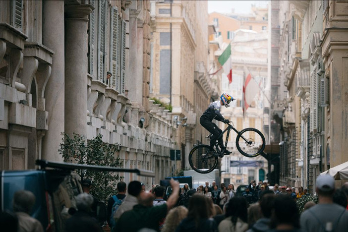 Genova prima capitale europea dell’urban downhill, domenica l’ultima tappa del Red Bull Cerro Abajo