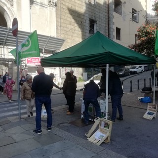 Cassette vuote per protestare contro i cinghiali, agricoltori genovesi in piazza (FOTO)