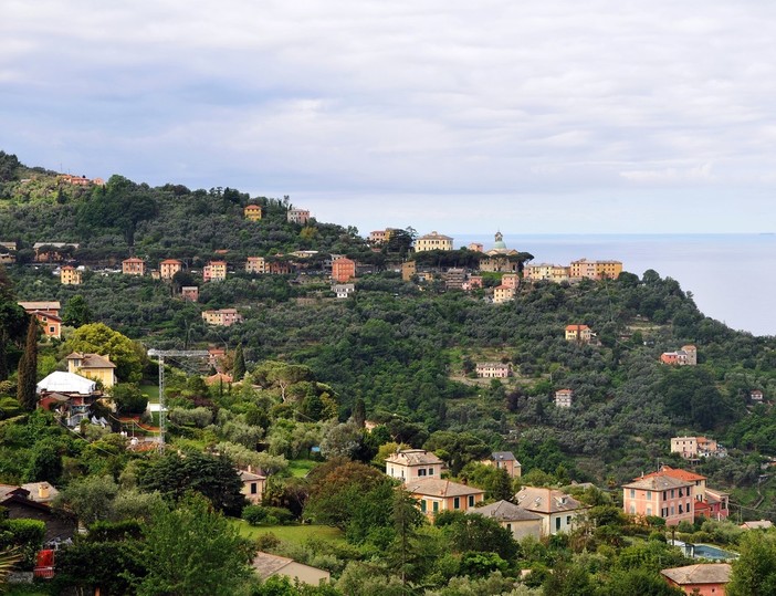 Sale gli 842 gradini di San Rocco di Camogli, ma in cima viene colto da un malore e muore