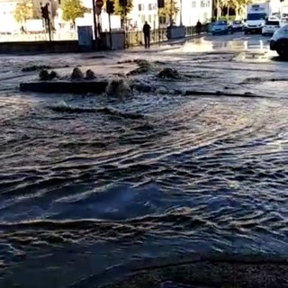 Staglieno: si allaga Piazzale Parenzo, ma la zona resta senz'acqua (VIDEO)