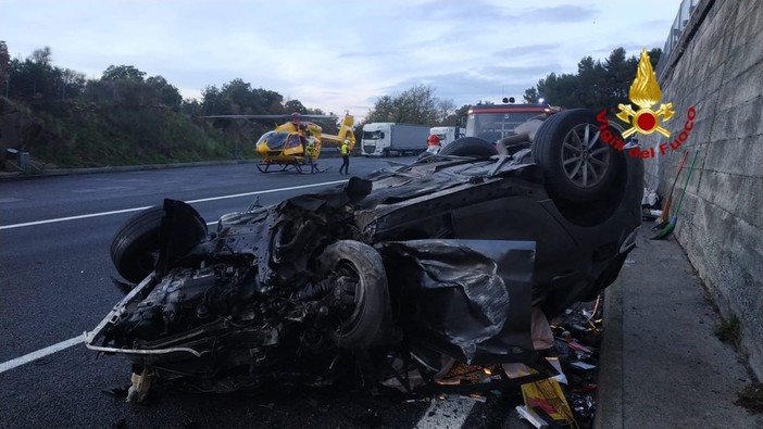 Schianto in A10 all'alba: è una 44enne originaria di Borgio la donna trasportata al San Martino