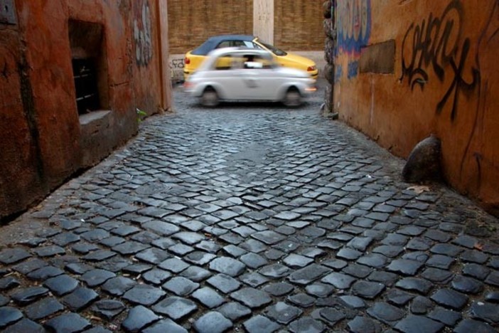 Rivoluzione nel centro storico di Genova: via gli antichi basoli, saranno sostituiti dai sampietrini