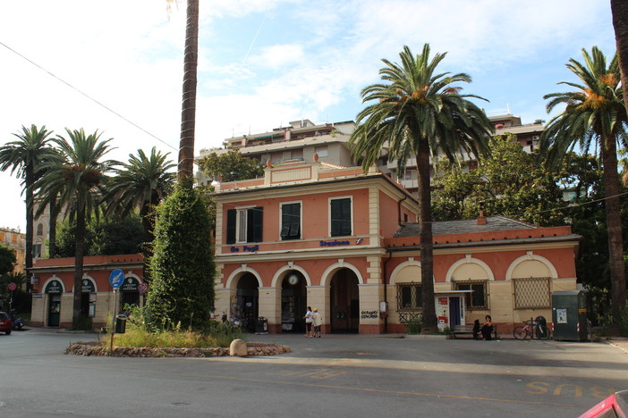 Aggressione fuori dal bar della stazione di Pegli: uomo accoltellato e trasportato in ospedale