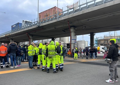 Operaio muore al porto di Pra’, le reazioni della politica: “Sia introdotto il reato di omicidio sul lavoro”