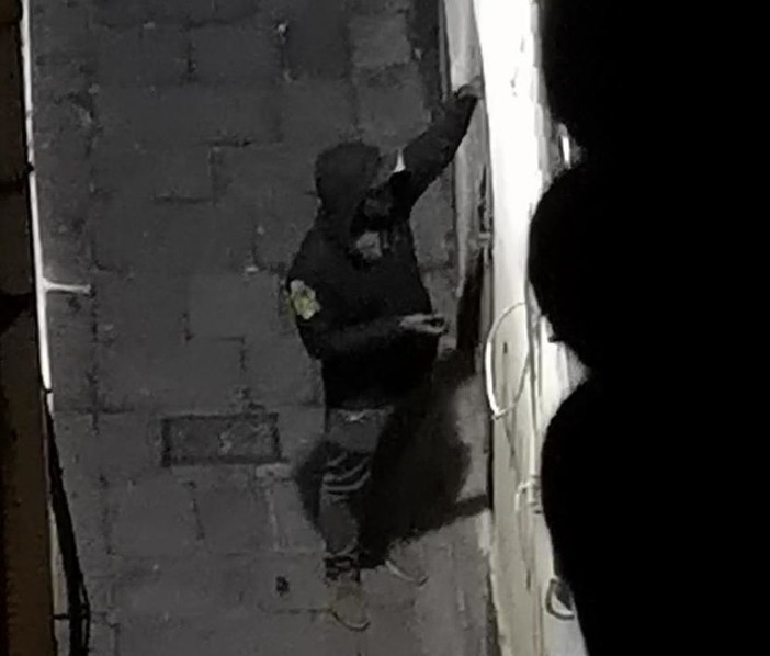 L'alveare della droga a Genova: i nascondigli dei pusher nei vicoli (VIDEO)