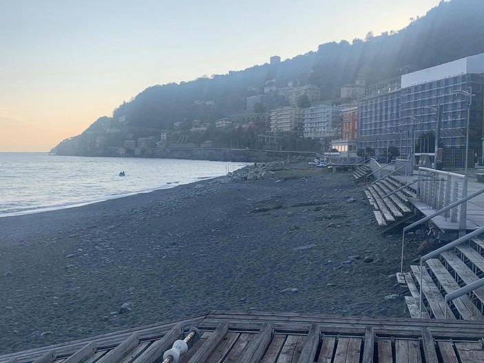 Voltri, la spiaggia resta senza bagno pubblico. La discussione rinviata a settembre, quando le spiagge saranno un ricordo