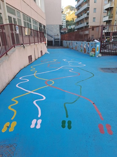 Sestri, le mamme dei bimbi della ‘Pezzani’ abbelliscono la scuola con dipinti e disegni