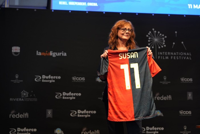 Susan Sarandon fa un bagno di folla a Sestri Levante. E posa con la maglia del Genoa per i fotografi (foto)