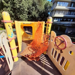 Pegli, quello scivolo in Villa Doria rotto da nove mesi. Ma a dispiacersi è Aster