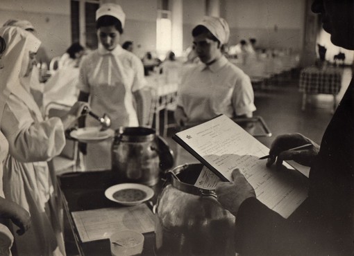 L'ospedale San Martino compie cento anni di cure: la mostra celebrativa in piazza De Ferrari