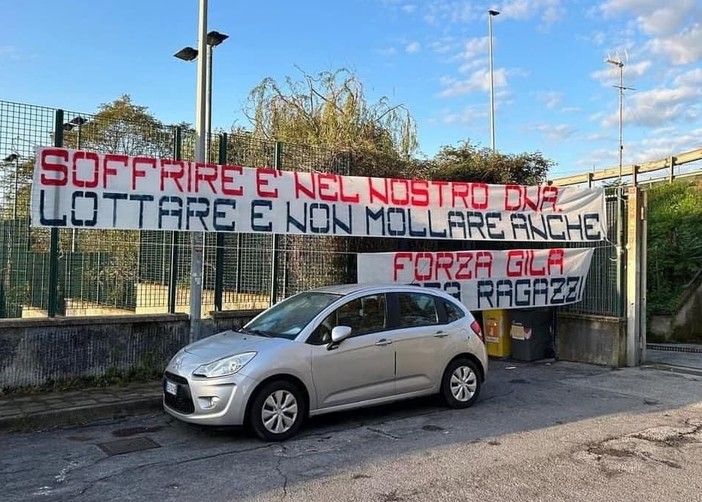 Lo striscione dei tifosi a Pegli