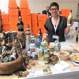 Serena Mela presso lo stand del Frantoio Sant'Agata in occasione dell'edizione 2019 del Merano Wine