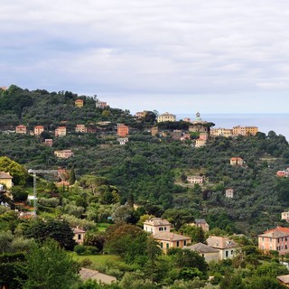 Sale gli 842 gradini di San Rocco di Camogli, ma in cima viene colto da un malore e muore