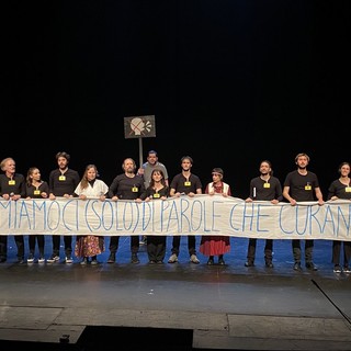 &quot;Supereroi Smascherati&quot;, in scena le parole che curano del Gruppo Stranità del Teatro dell'Ortica