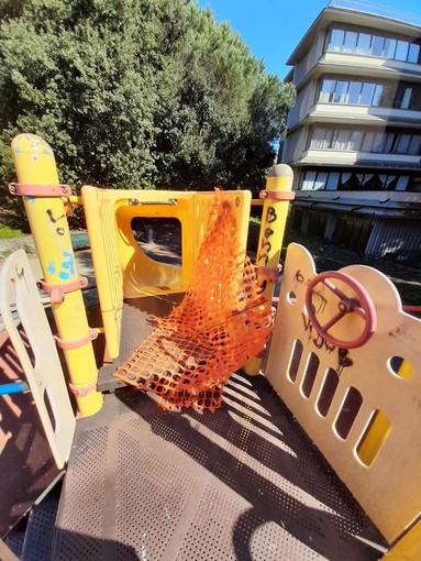 Pegli, quello scivolo in Villa Doria rotto da nove mesi. Ma a dispiacersi è Aster