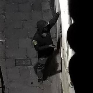 L'alveare della droga a Genova: i nascondigli dei pusher nei vicoli (VIDEO)