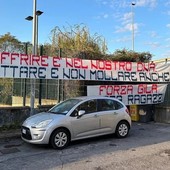 Lo striscione dei tifosi a Pegli