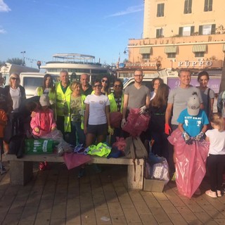 Pegli, anche i bambini impegnati a pulire la spiaggia