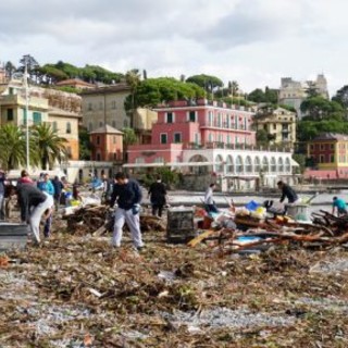 &quot;Caduto in mare durante la mareggiata e salvato per miracolo&quot;