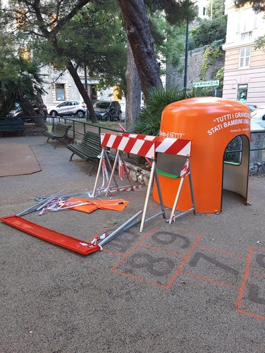 Castelletto, Giardini Rossi: giochi danneggiati, le spese toccano al municipio