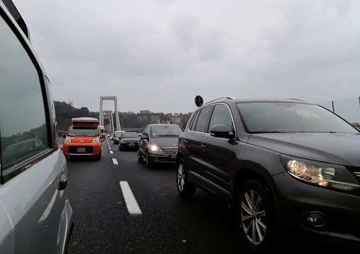 Camion ribaltato sull'A10: Genova paralizzata