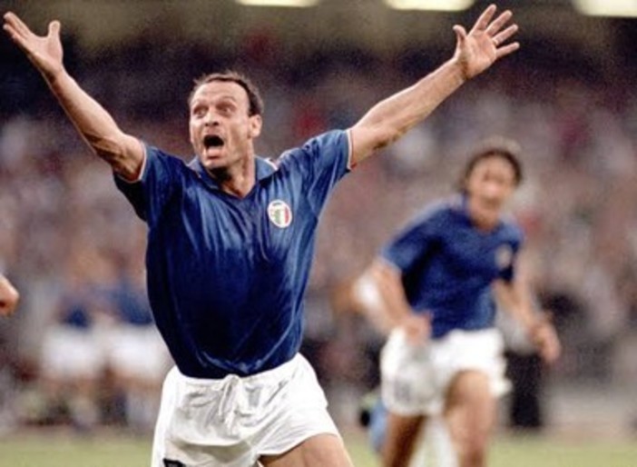 Totò Schillaci con la maglia della Nazionale a Italia 90