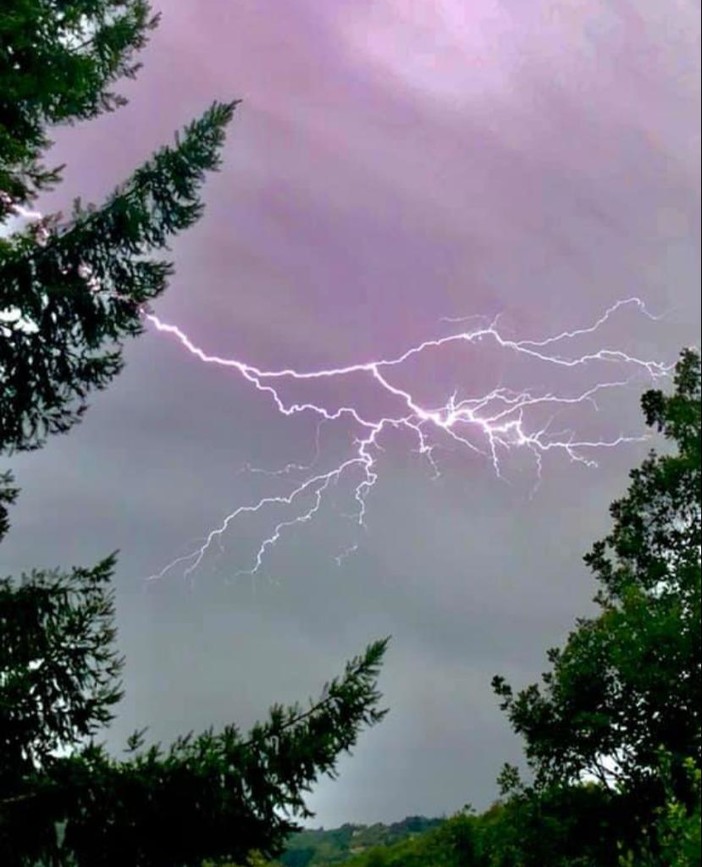 Meteo: oggi piogge diffuse soprattutto su Genova spezzino, previsti altri temporali