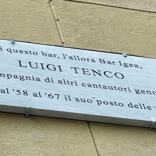 La targa per Luigi Tenco in via Cecchi