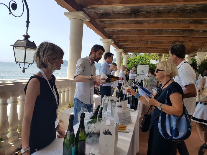 Alassio, in alto i calici con &quot;Un mare di Champagne&quot; (FOTO e VIDEO)