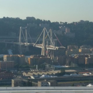 Ponte Morandi: ultimo atto, fiato sospeso per il ritardo (SEGUI LA DIRETTA)