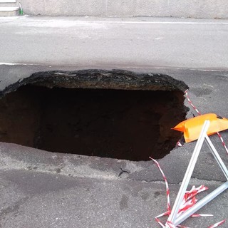 Cede un tratto di via Rubens, strada chiusa per 20 giorni tra Voltri e Arenzano