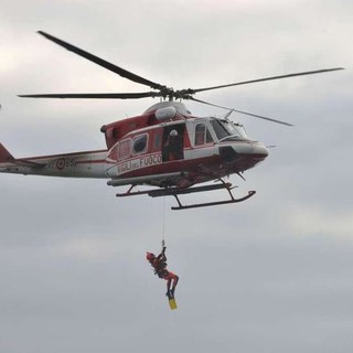 Cadavere in mare: il recupero con l'elicottero dei Vigili del Fuoco