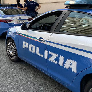 Infrange vetrina con tombino e ruba nel negozio: arrestato un ventinovenne