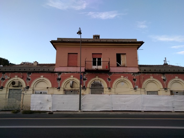 Pra’, guerra a colpi di mozione sul futuro della vecchia stazione ferroviaria